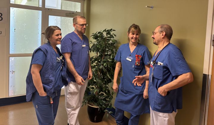 Kungälvs sjukhus rankas bland de bästa svenska sjukhusen för sin vård av hjärtinfarktpatienter, visar Swedehearts årliga kvalitetsindex för 2024. Sjuksköterska Emelie Svedholm, överläkare Staffan Bäckberg, specialistsjuksköterska Ann-Louise Karlsson och enhetschef Sultan Zarin är några av personerna i teamet bakom framgången.