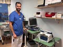 Kevin Ansari, överläkare på Medicinavdelning på Kungälvs sjukhus, ligger bakom att den nya tekniken för pacemakeroperationer har börjat tillämpas på Kungälvs sjukhus.