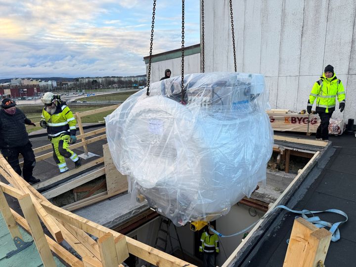 Nya MR-kameran levereras till Kungälvs sjukhus.