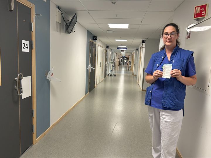 Johanna Backestedt, specialistsjuksköterska på medicinavdelning 5 på Alingsås lasarett, visar upp den nya SEUPP-stickan.