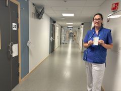 Johanna Backestedt, specialistsjuksköterska på medicinavdelning 5 på Alingsås lasarett, visar upp den nya SEUPP-stickan.