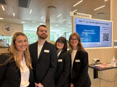 Mathilda Engström, Martin Andersson, Nathalie Nylöv och Felicia Zachrisson är servicevärdar på Högsbo närsjukhus.