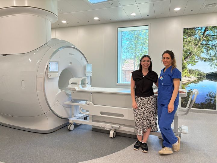Emilia Östangård, enhetschef på radiologin, och Hacer Güler, röntgensjuksköterska, ser fram emot att jobba med den nya MR-kameran.