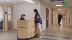 Avdelning på nya Alingsås lasarett, två sköterskor vid disk