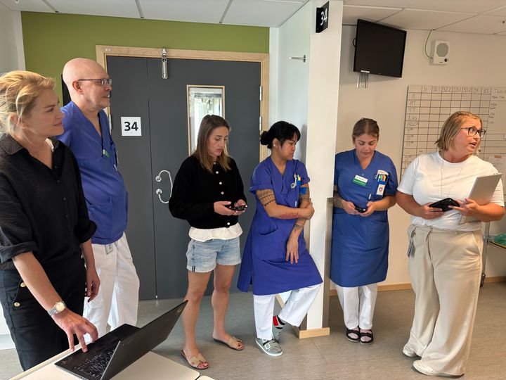 vårdpersonal samlade i en korridor på vårdavdelning