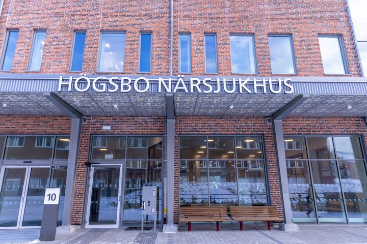 En exteriörbild som visar entrén till närsjukhuset