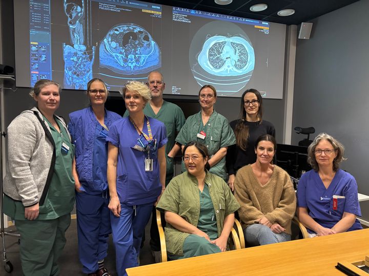 Teamet i Kungälv bestående av, stående från vänster:  operationskoordinator Maria Petersson, kontakt-sjuksköterskorna Ulrika Mogren och Ann-Charlotte Holgersson, kirurgerna Malte Norström och Anna-Karin Forsell, samt onkolog Paulina Krywda. Sittande: Kirurg Jessica Pettersson, onkolog Cecilia Remling och radiolog Lilian Hammarstedt.