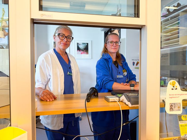 Två personer tar emot i receptionen på akutmottagningen i Kungälv.