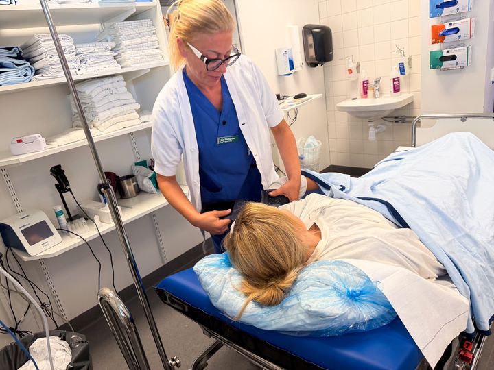 En%20undersk%F6terska%20tar%20blodtryck%20p%E5%20en%20patientkl%E4dd%20person.