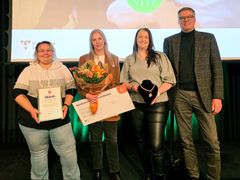 Första pris i Närhälsans kvalitetstävling Guldkedjan 2025 gick till Närhälsan Alingsås jourcentral. På bild (från vänster): Susann Karlsson (sjuksköterska), Malin Törnberg (enhetschef), Madelene Stahberg (medicinsk sekreterare) och Mikael Nilsson (läkare), Närhälsan Alingsås jourcentral.