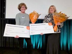 Andra pris i Närhälsans kvalitetstävling Guldkedjan 2025 gick till Närhälsan Frölunda vårdcentral och Närhälsans rehabmottagningar Frölunda och Styrsö. På bild (från vänster): Charlotte Berggrund, enhetschef Närhälsan Frölunda och Styrsö rehabmottagning och Helene Meisterman, vårdcentralchef Närhälsan Frölunda.