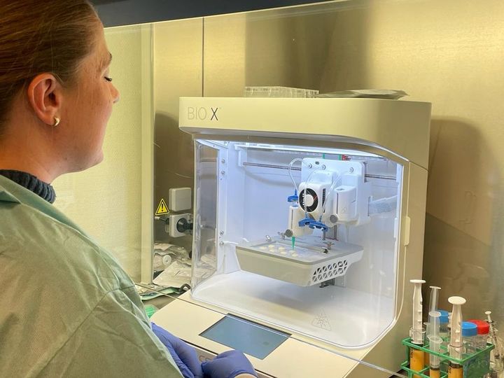 The Department of plastic surgery at Sahlgrenska University Hospital is now initiating trials involving the implantation of bioprinted implants in humans. In the photo, PhD student Kristin Oskarsdottir is seen next to the BioX printer.