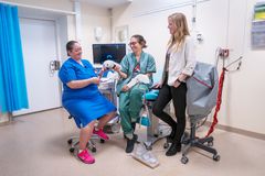 Undersköterskan Natalia Dagelin tillsammans med Rocio Montejo Rodriguez, överläkare, och Annica Granberg, forskningssamordnare.