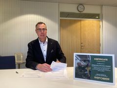 Man som skriver på papper