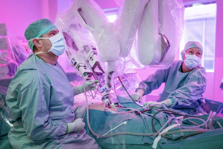 Henrik Kjölhede, överläkare i urologi, och Natalie Sandgren, operationssjuksköterska på Sahlgrenska Universitetssjukhuset.