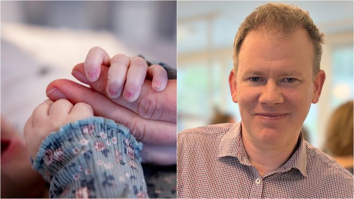 Alt-text: En närbild av en vuxen hand som håller ett barns hand, bredvid ett porträtt av en man i skjorta inomhus.