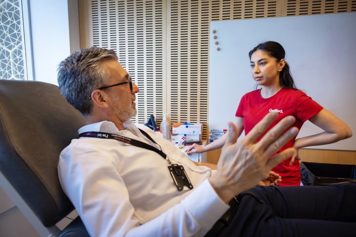 Ramon Nogueras, platschef AstraZenecas Göteborgsanläggning för forskning och utveckling i Mölndal, blir blodgivare.