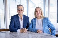 Ramon Nogueras, platschef AstraZenecas Göteborgsanläggning för forskning och utveckling i Mölndal, och Linda Paulson, verksamhetschef på Klinisk immunologi och transfusionsmedicin.