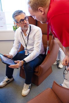 Ramon Nogueras, platschef AstraZenecas Göteborgsanläggning för forskning och utveckling i Mölndal, blir blodgivare.