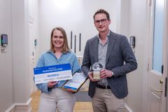 Årets vinnare. Linnéa Berndtsson, projektledare tillsammans med David Larsson, specialistläkare, verksamhet Neurosjukvård.