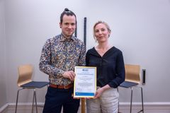 Hedersomnämande: Klinisk genetik och genomik. Simon Stenberg, sjukhusgenetiker, tillsammans med Sofia Thunström, överläkare.