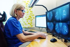 Helena Ruusvik, bröstradiolog vid Sahlgrenska Universitetssjukhuset, analyserar röntgenbilder. Bristen på bröstradiologer var anledningen till mammografins tidigare kösituation men verksamheten har nu flera fast anställda bröstradiologer och utbildar även nya specialistläkare.