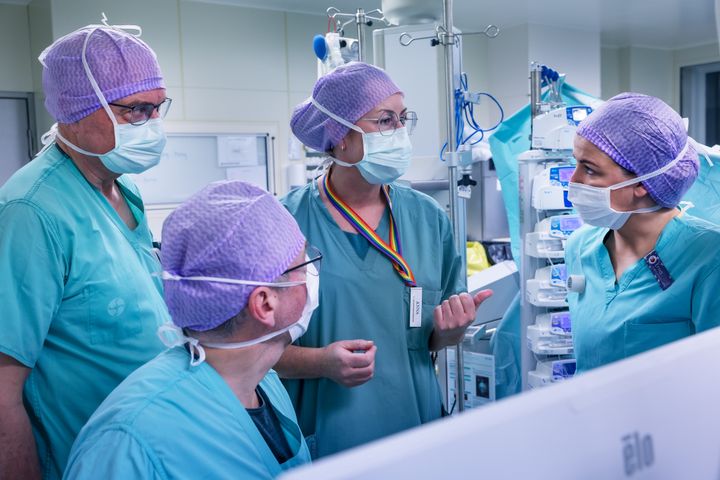 Medarbetare från Landspítali – Islands universitetssjukhus och Sahlgrenska Universitetssjukhuset tillsammans på en operation i Reykjavik.