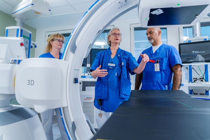 I de nya lokalerna finns bland annat en 3D-röntgenbåge som möjliggör mer precisa och säkra diagnostiska ingrepp i lungor och luftvägar. Här syns vårdenhetschef Marie Roth, sektionsledare Mia Johansson och överläkare Moustafa Mohsen Abed.