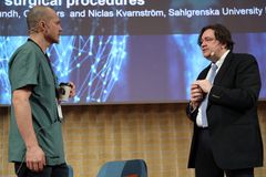 Niclas Kvarnström och Torbjörn Lundh på Wallenbergssalens scen under konferensen Engineering Health 2019. De inledde sin presentation med att återskapa sitt första trevande kaffemöte där Niclas Kvarnström berättade om utmaningen med att veta var tumören fanns under leverytan.