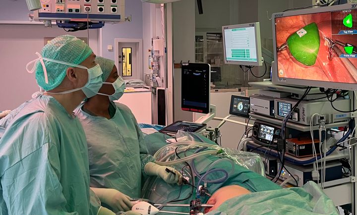 Genom att placera en QR-kod på ett organ kan en interaktiv 3D-bild skapas, som blir som en karta under en operation. Här utför Niclas Kvarnström, verksamhetschef, och Fatuma Shieriye, specialistläkare på transplantionscentrum, den första operationen.