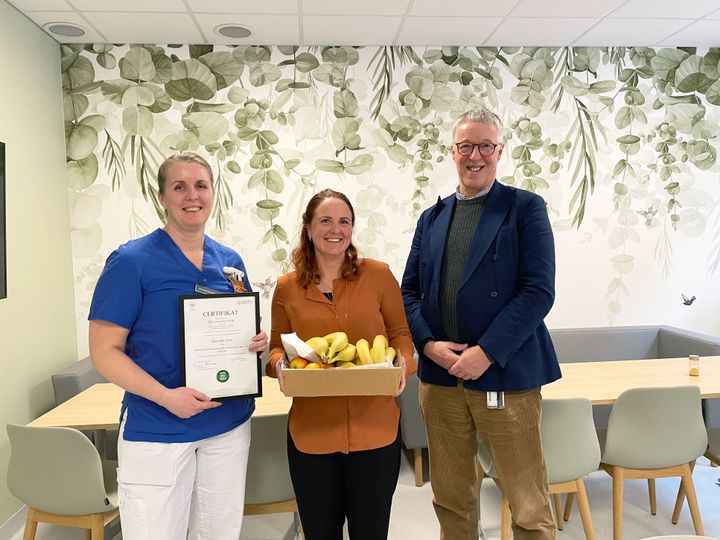 Miljöcertifikatet har tryckts upp och skickas till sjukhusets alla enheter. På fredagen blev ortopedteknik på NÄL den första mottagaren. Från vänster: Anna Persson, ortopedingenjör, Anna Dahlström, tf vårdenhetschef och Björn Järbur, sjukhusdirektör.