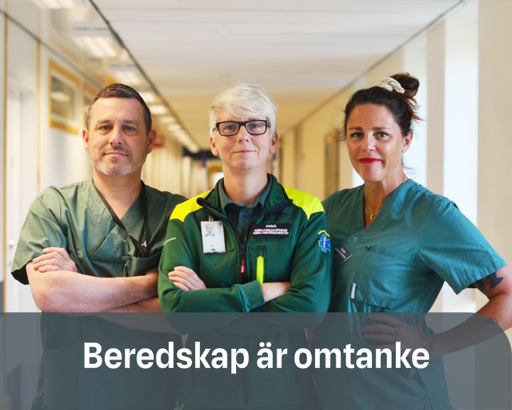 På bild från vänster: Jon Edmunds, teamledare och undersköterska, operation Uddevalla, Anna Hagberg, ambulanssjukvårdare, ambulans Trestad Öst, Syrsa Korneliusson, anestesisjuksköterska, operation NÄL