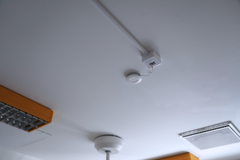 En sensorn sitter uppe i ett tak.