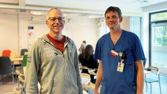 Två läkare står i ett personalrum