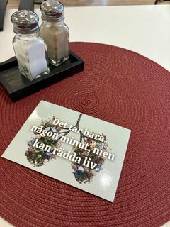 Salt- och pepparkar står på ett rött bordstablett bredvid ett informationskort med texten: "Det tar bara någon minut, men kan rädda liv."