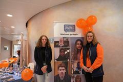 Två kvinnor som står utanför Ägget på NÄL och ler mot kameran.