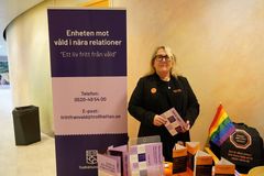 Kvinna som står och ler mot kameran.