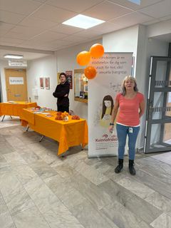 En man från skyddat boende Duvan står utanför vid Uddevalla sjukhus. Brevid står en kvinna och ler mot kameran.