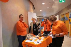 Fyra kvinnor från Kriminalvården som står vid sitt bord utanför Ägget på NÄL.