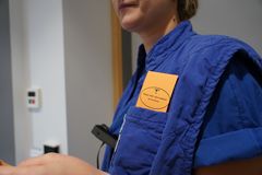 En orange lapp bars av vårdpersonalen som ett ställningstagande mot våld mot kvinnor.