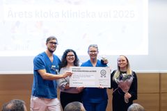 Personer från fysioterapin och olika avdelningar håller upp ett diplom och blommor efter att ha vunnit "Årets kloka kliniska val".