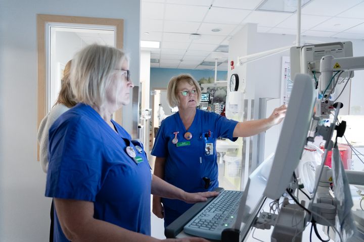 Ann-Britt Tjernqvist, undersköterska, och Boel Corneliusson, barnsköterska, på neonatalavdelningen.