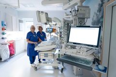 Neonatalavdelningen. Ann-Britt Tjernqvist, undersköterska, och Boel Corneliusson, barnsköterska.