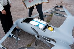 En modell av drönare som testas för transport av laboratorieprover.