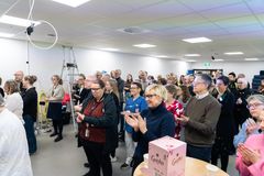 Publiken applåderar under invigningen.