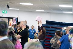 Medarbetare höll en box där besökare kunde lämna namnförslag till sängtvätten.