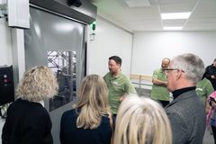 Medarbetare från Fastighet, stöd och service visar hur sängtvätten fungerar.