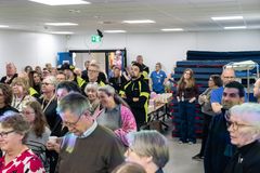 Publiken lyssnar på talen under invigningen.