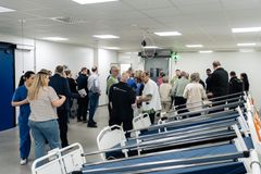 Rena sängar ställs på högkant efter tvätten.