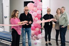 Klipper invigningsbandet för sängtvätten.